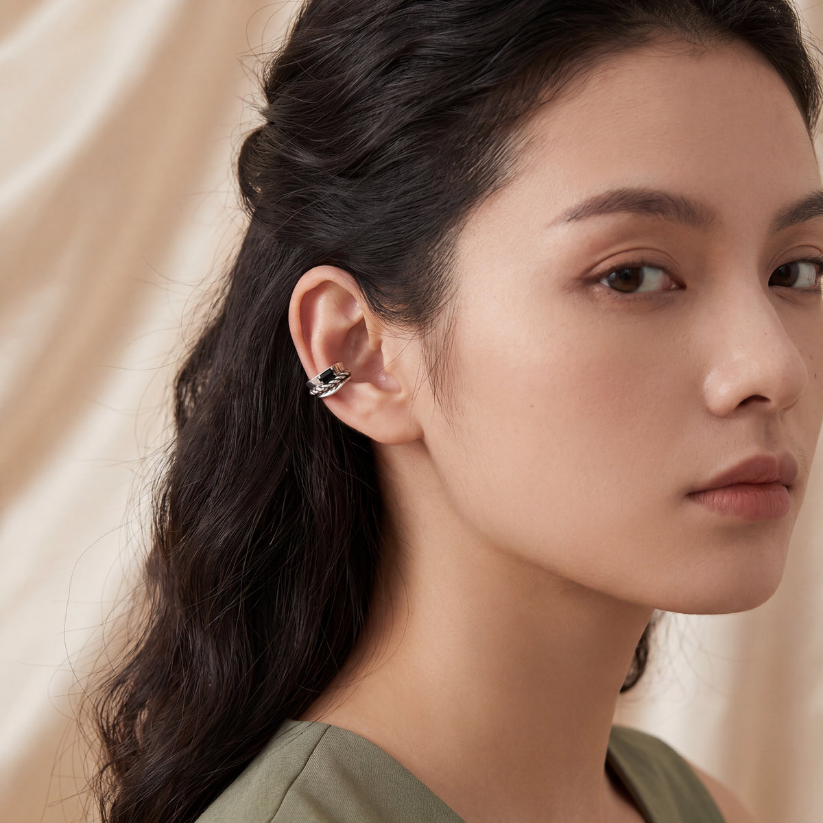 Corsair oxidised silver rope twist ear cuff with emerald-cut black cubic zirconia, detail view